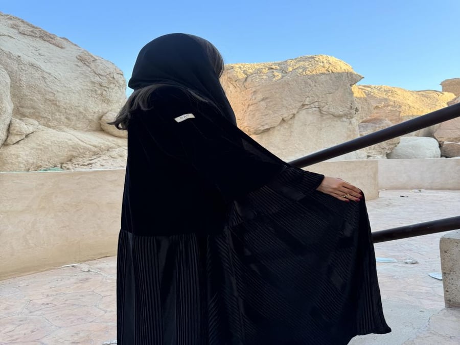 عباية مخمل أسود مع كسرات بالكم ومن الأسفل