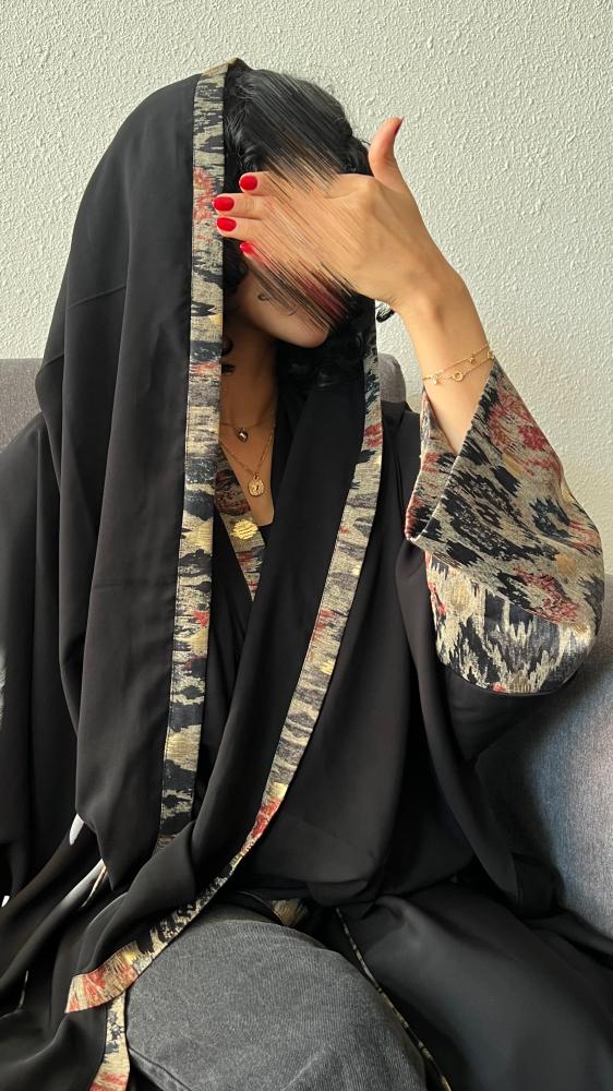 عباية سوداء بأكمام مزينة