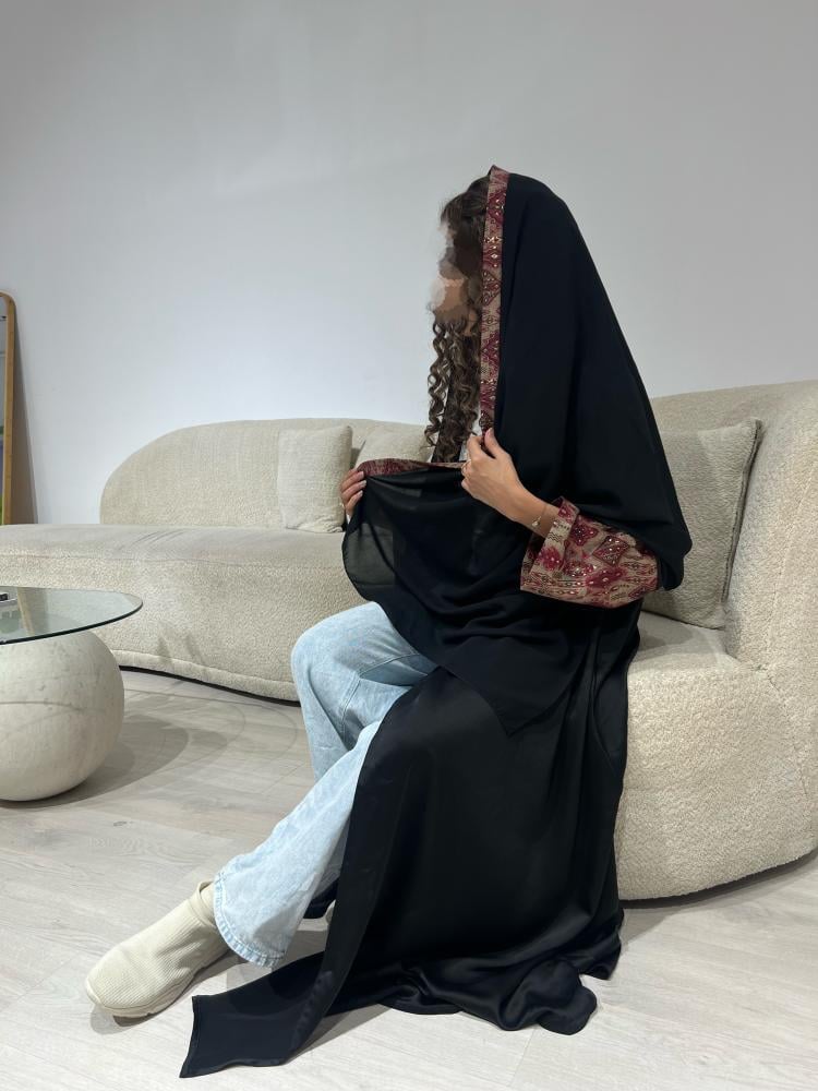 عباية سوداء مع كم منقوش