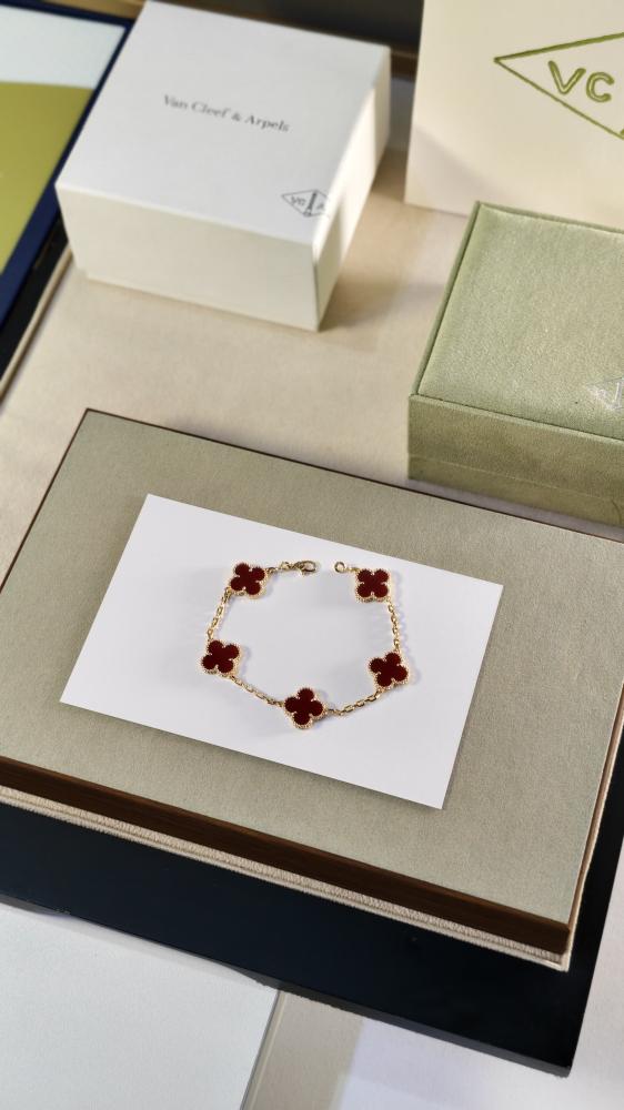اسواره فان كليڤ | Van Cleef& Arpels |مع الملحقات