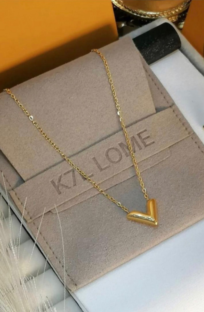 سلسال ماركة لويس فيتون مع الملحقات