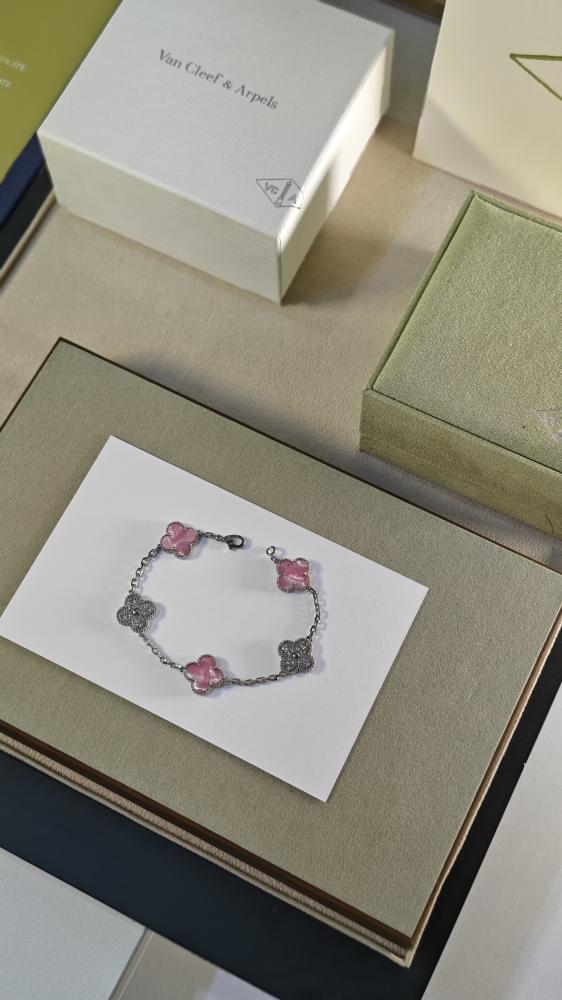 اسواره فان كليڤ | Van Cleef& Arpels |مع الملحقات