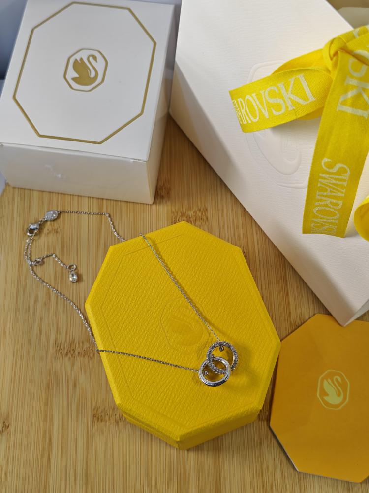 سلسال ماركة  SWAROVSKI  مع الملحقات