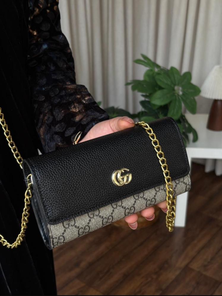 شنطة نسائية ماركة قوتشي ا GUCCI ا مع ملحقاتها..