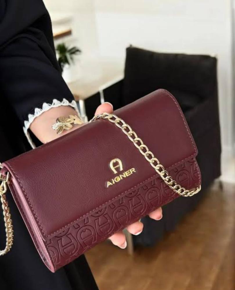 شنطة نسائية ماركة اقنر ا AIGNER ا مع ملحقاتها