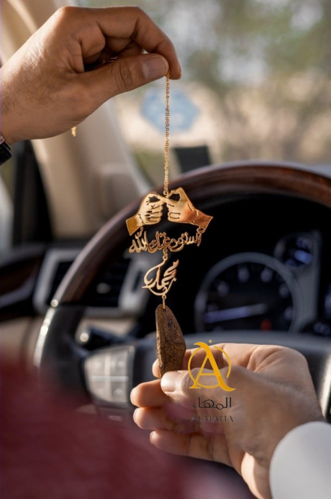 تعليقة يدين حب لا نهاية بكسرة العود