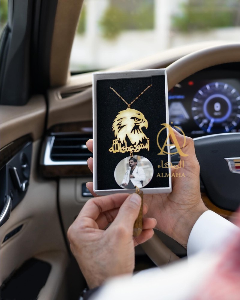 The falcon pendant with the picture