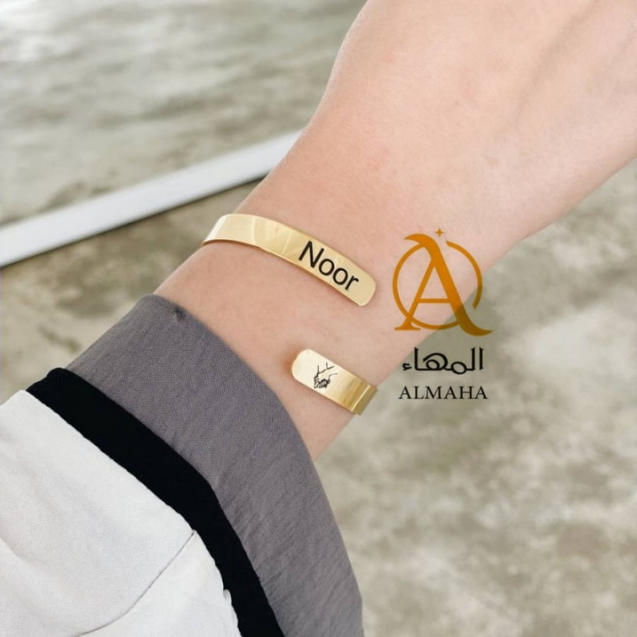 Bracelet with engraving holding hands