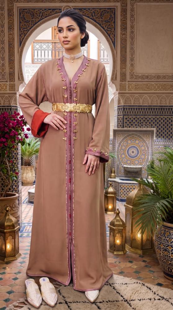 قفطان مغربي فاخر بلون كراميل وحزام ذهبي معدني