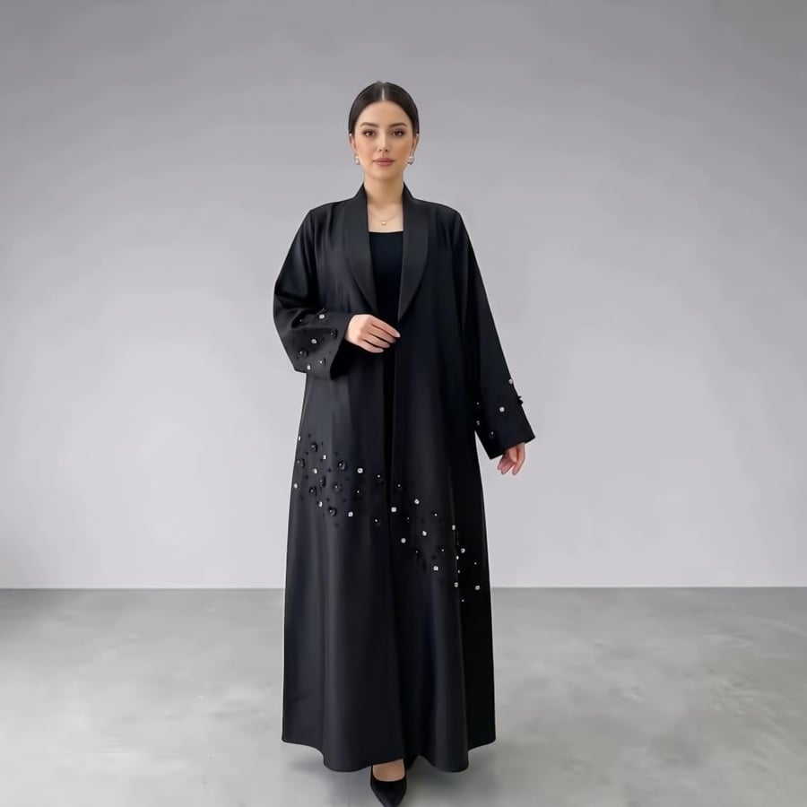 عباية نسائية سوداء فاخرة مزينة بفصوص لامعة وتطريز أنيق على الأكمام والأطراف