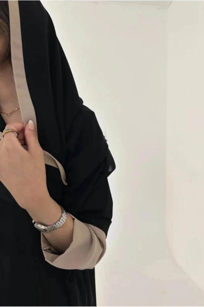 عباية لافي عصرية بتنسيق الأسود الملكي والبيج الأنيق