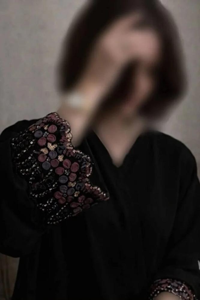 عباية نسائية راقية بأزرار أنيقة وتطريز مميز