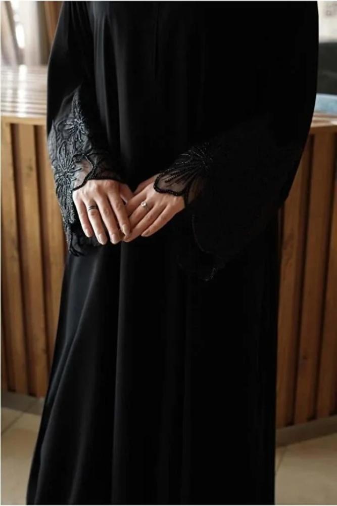 عباية نسائية عصرية بأكمام شفافة