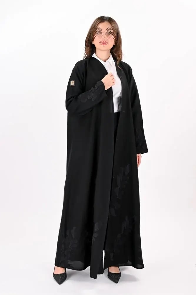 عباية كريب بتطريز أسود
