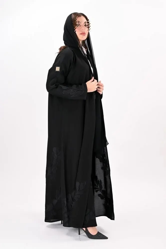 عباية كريب بتطريز أسود