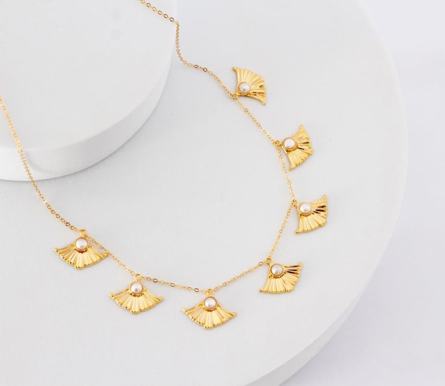 The necklace with a pearl stone, 21 karat