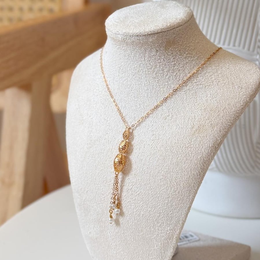 Elegant 21 karat pearl necklace