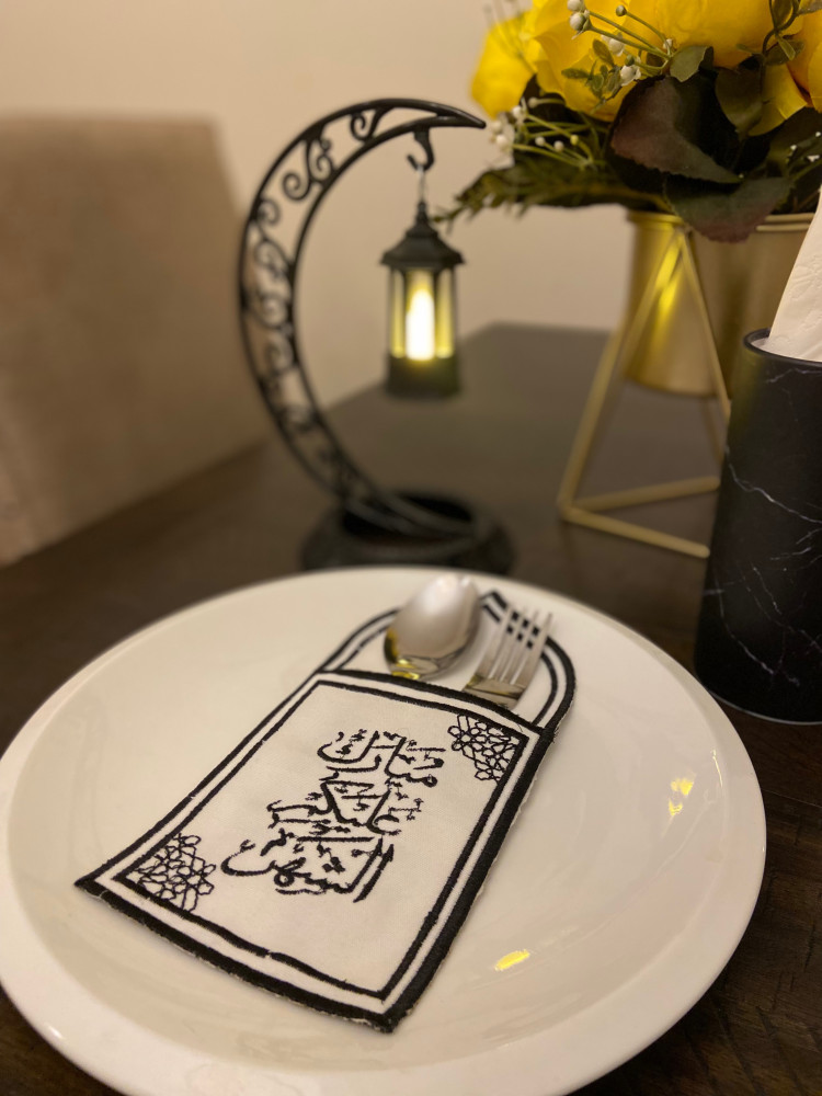 حامل ملاعق مبارك عليكم الشهر لون اسود