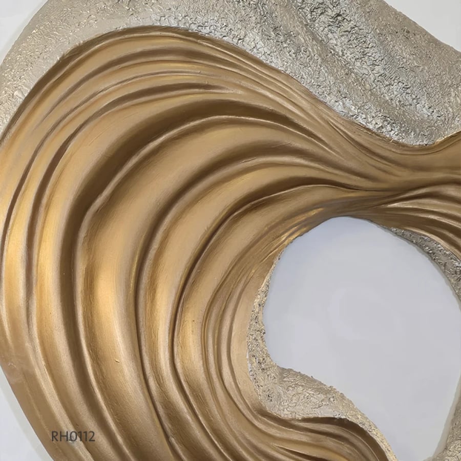 A three-dimensional abstract gold wall piece – a touch of modern luxury that adds depth and elegance to your wall with a modern design.