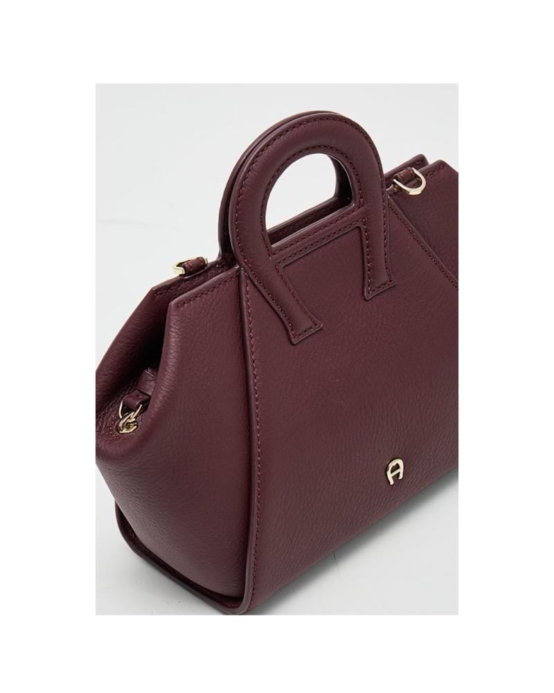 حقيبة aigner