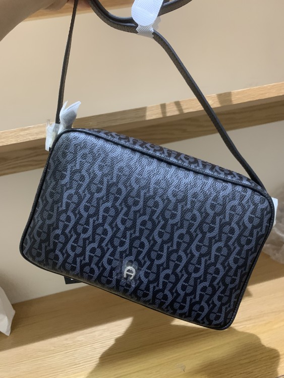 حقيبة aigner