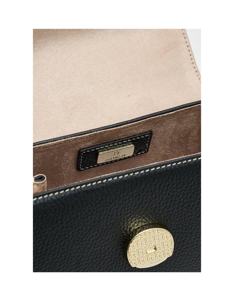 حقيبة aigner