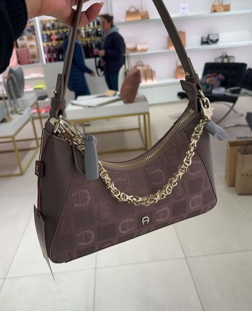 حقيبة aigner