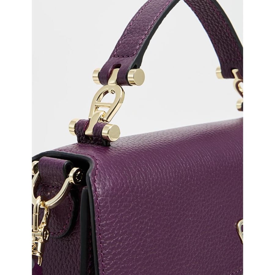 حقيبة aigner