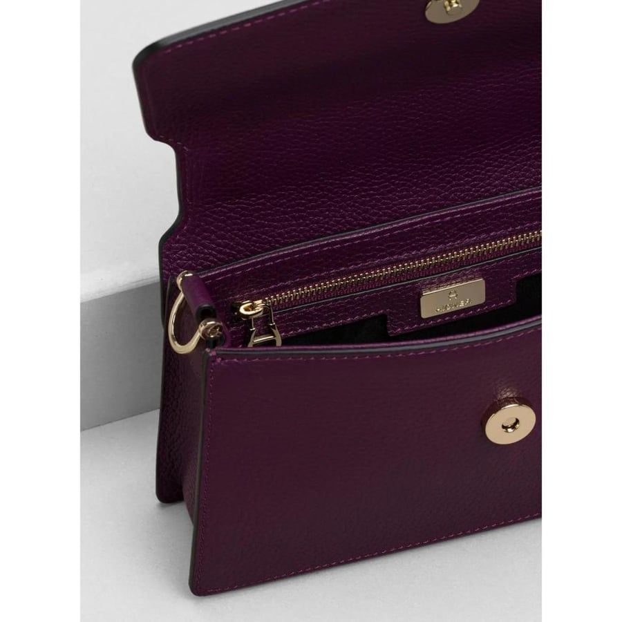 حقيبة aigner