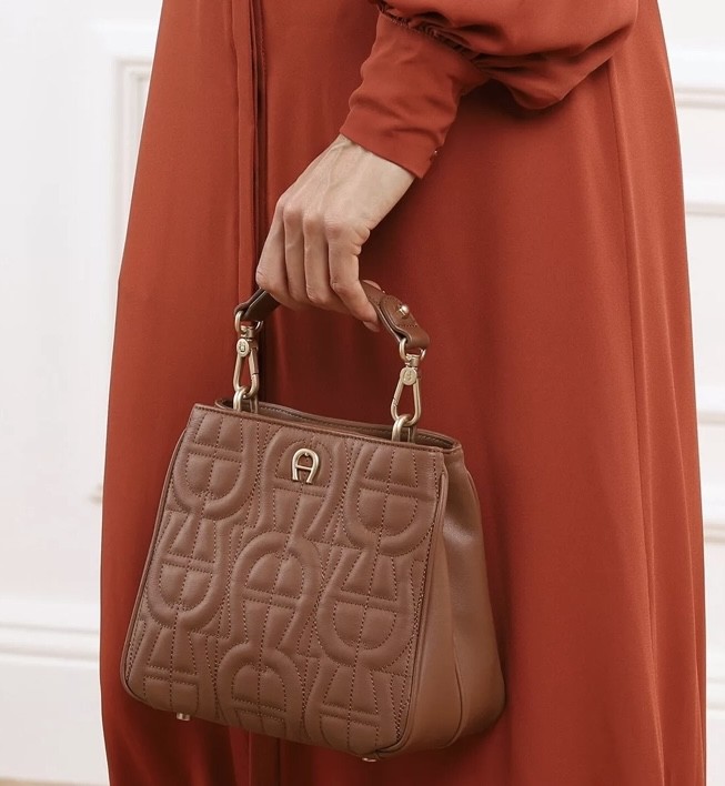 حقيبة aigner