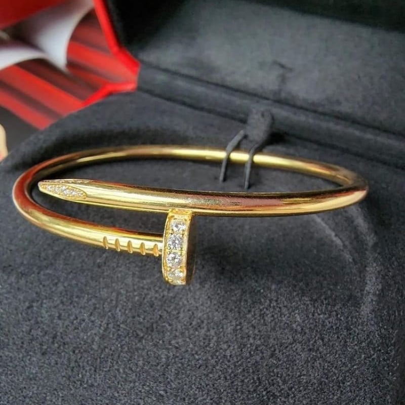 اسواره مسمار بفصوص انيقه من كارتير