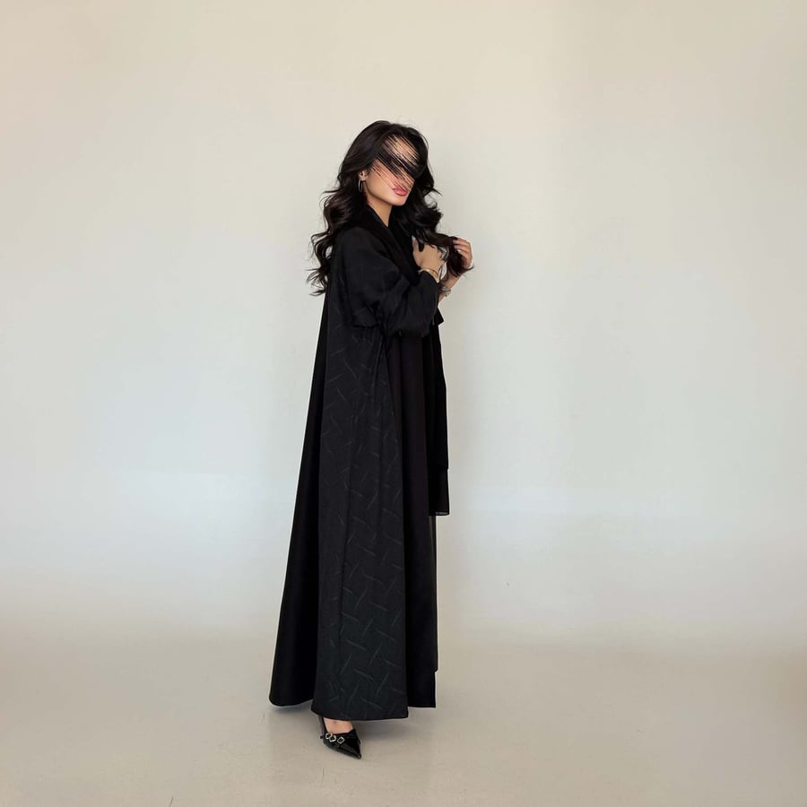 عباية نسائية بتصميم راقي