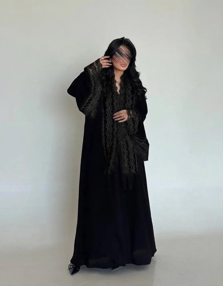 عباية دانتيل أسود مع أكمام كلوش