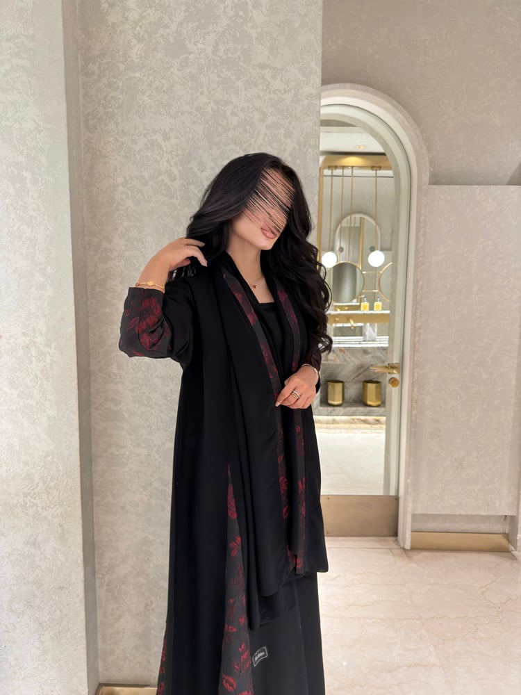 عباية كريب ملكي مع جوانب تفته احمر داكن
