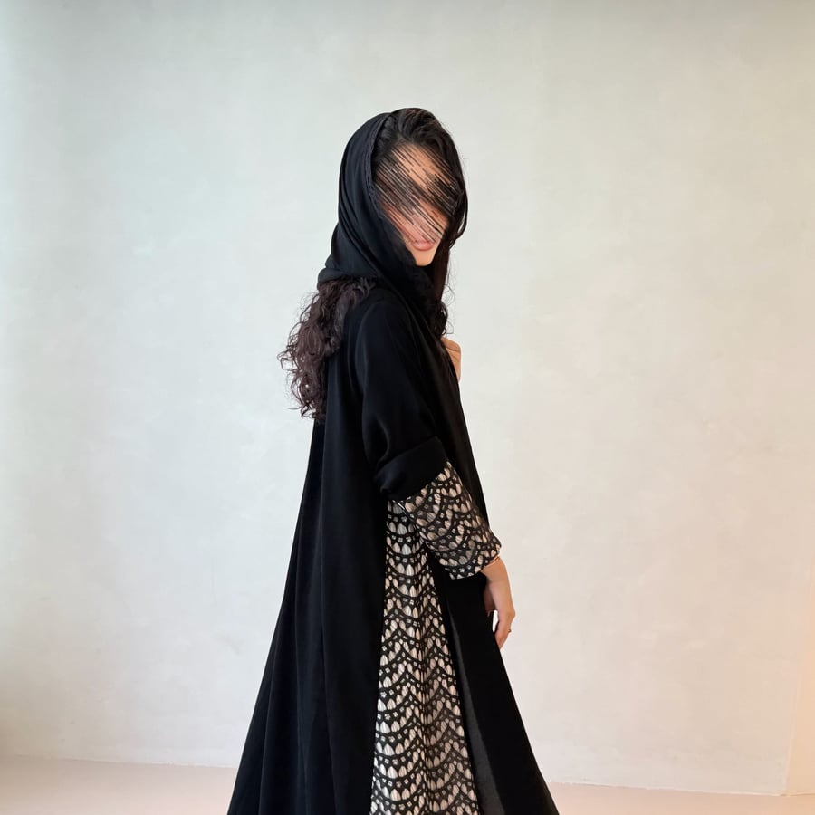 طرحة ليزر أسود مع شريط دانتيل أسود
