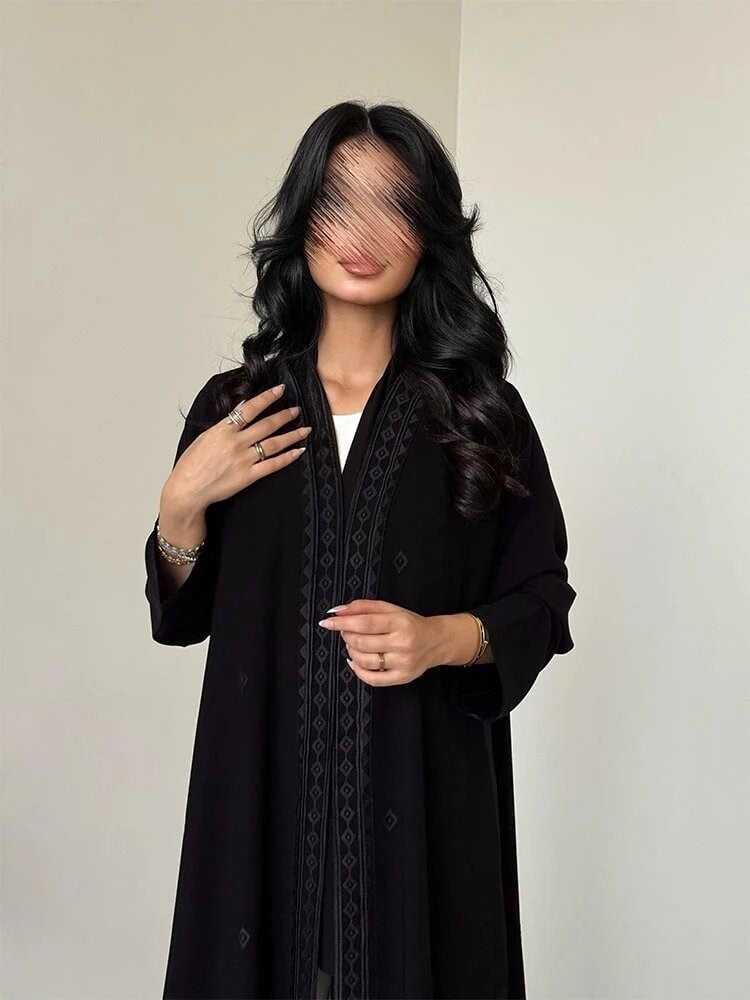 عباية كريب ملكي مع تطريز أسود أمامي بقصة عصرية راقية