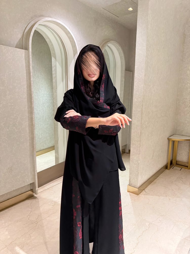 عباية كريب ملكي مع جوانب تفته احمر داكن