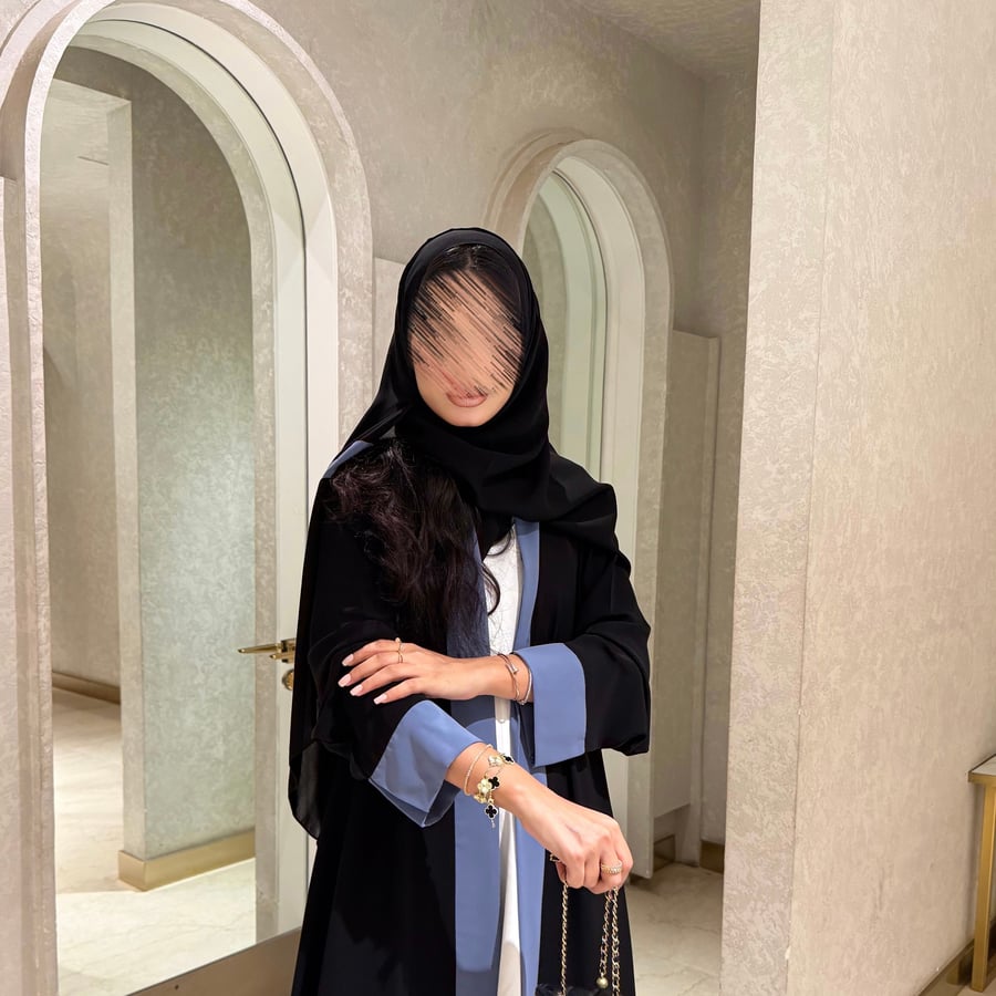 طرحة أسود مع خط باللون السماوي