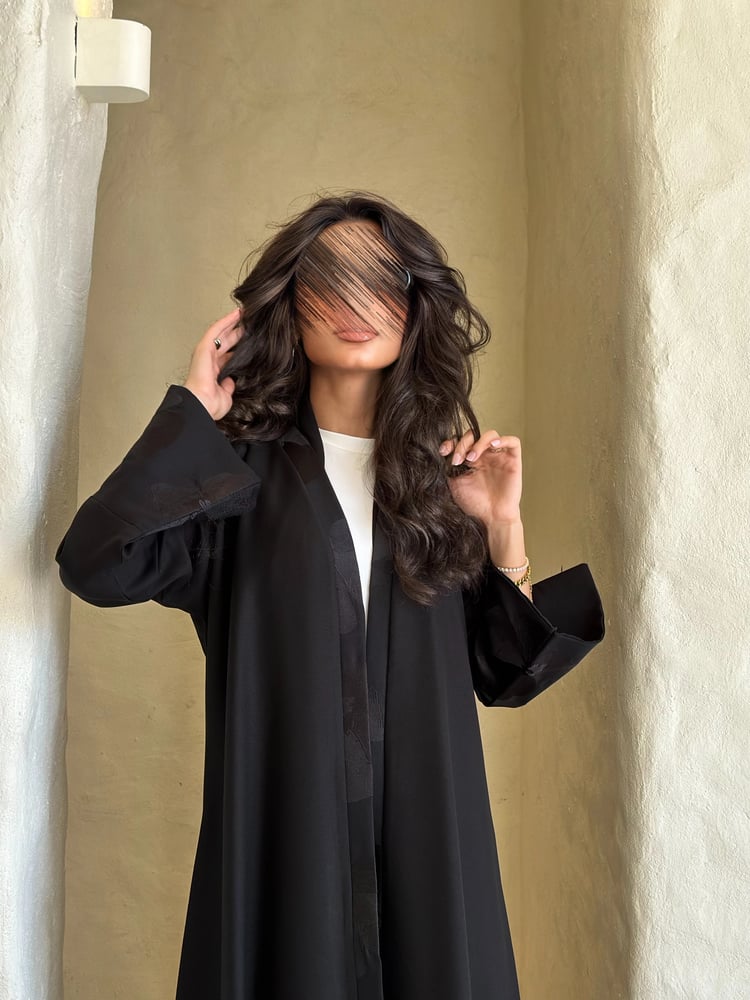 عباية ربع كلوش تطريز أسود مورد ناعم