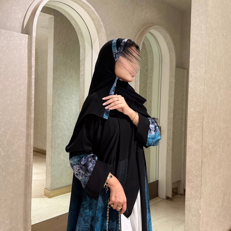 طرحة أسود مع شريط شيفون ملون بالطول