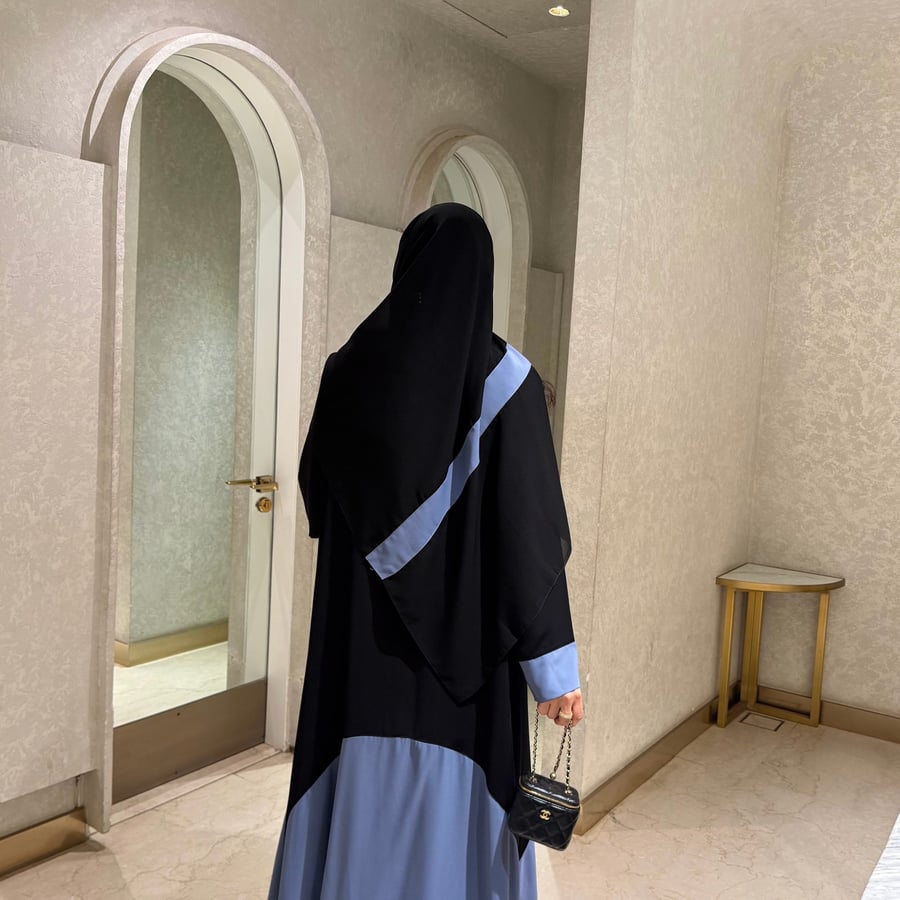 طرحة أسود مع خط باللون السماوي