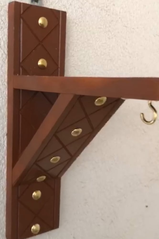 فانوس مع قاعدة حفر بني سلك كهرباء مع لمبة اضاءة اصفر