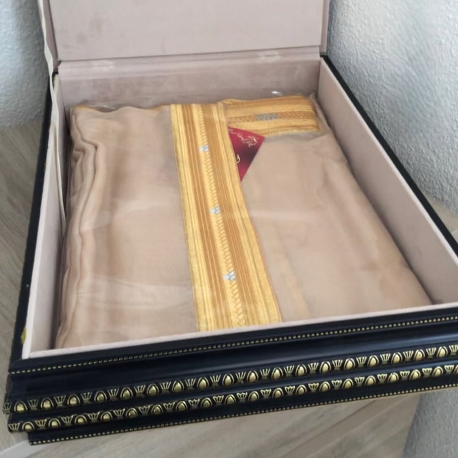 صندوق فاخر مع بشت فاخر