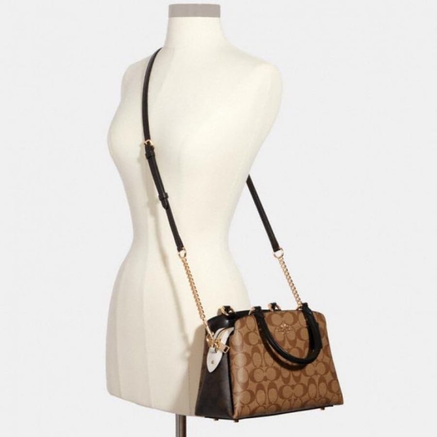 حقيبة "ليلي كاريال Lillie Carryall" بتصميم صغير مزين بنقشة ماركة كوتش و مزودة بحزام سلسلة