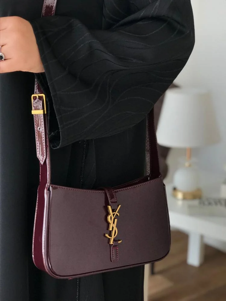 شنطة نسائية أنيقة باللون البورغندي