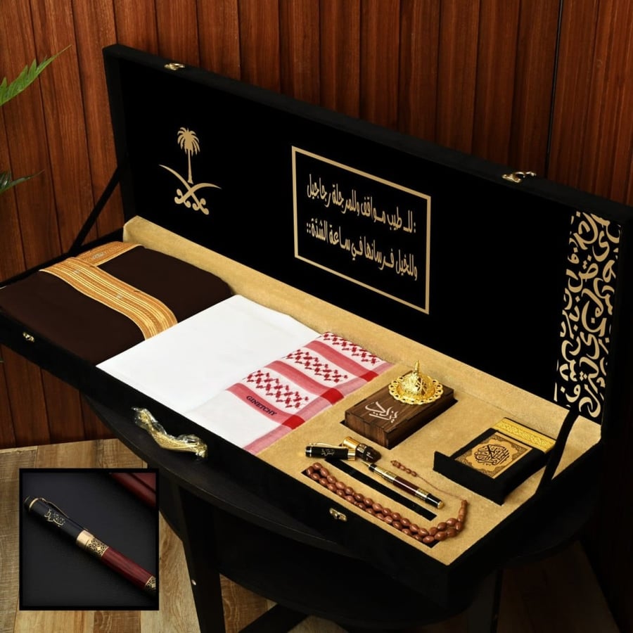 بوكس ملكي فاخر مع بشت ونحت الاسم بالليزر