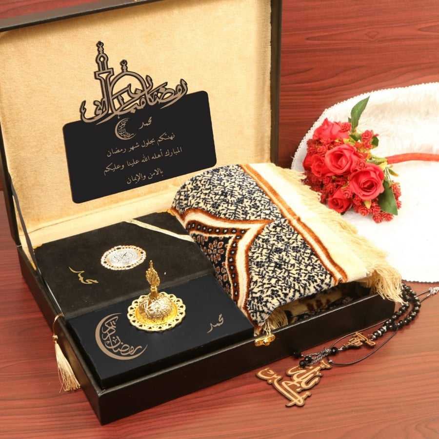 إهداء رجالي راقي بوكس بسجادة صلاة مميزة مع مجموعة إكسسوارات رمضانية أنيقة وبتصميم خاص RE-133