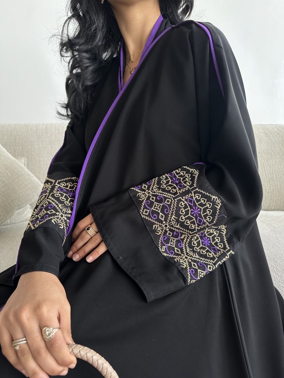 - عبايه قماش كريب لمياء أكمام مطرزه