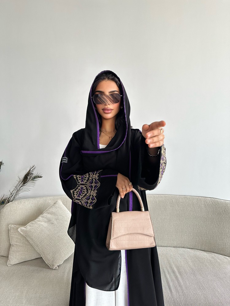 - عبايه قماش كريب لمياء أكمام مطرزه