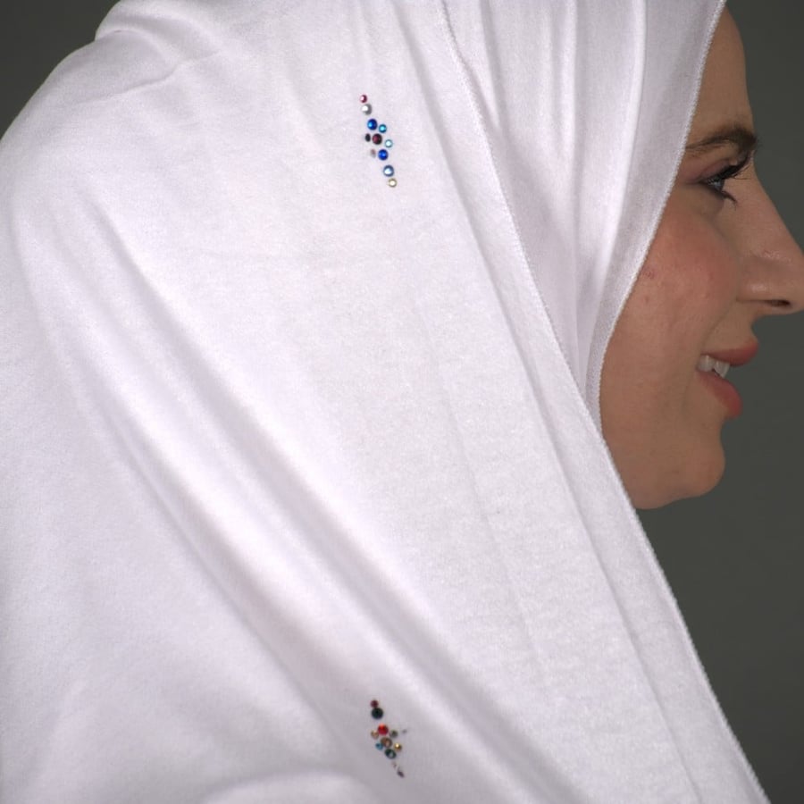 طرحة كشخة سادة مزينة بشفوارفسكي